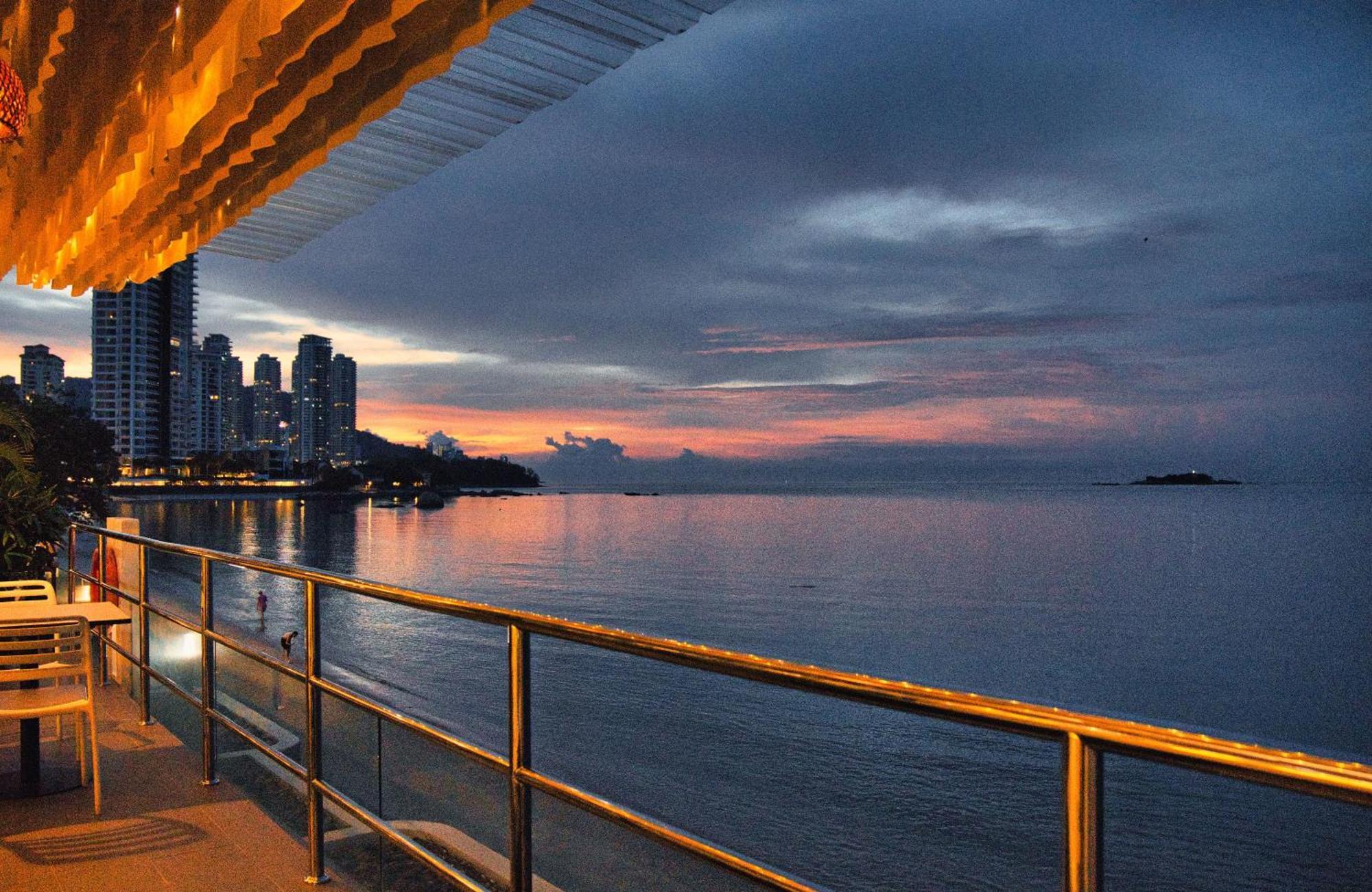 Hotel Sentral Seaview @ ​Beachfront Tanjung Bungah  Εξωτερικό φωτογραφία