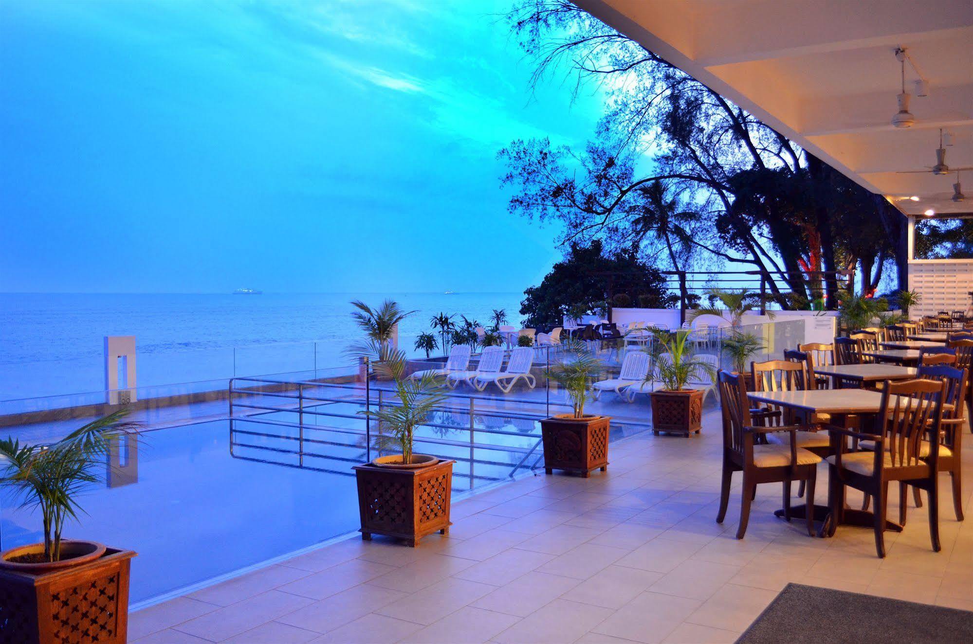 Hotel Sentral Seaview @ ​Beachfront Tanjung Bungah  Εξωτερικό φωτογραφία